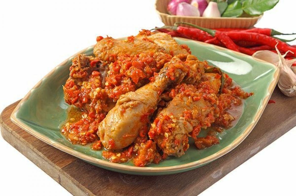 Nasi putih, ayam rica-rica, tumis kacang panjang, dan kerupuk